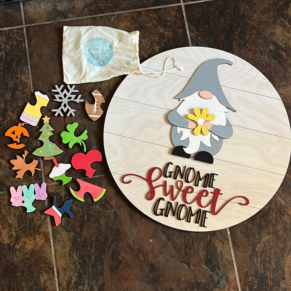 Gnome sign with interchangeable season